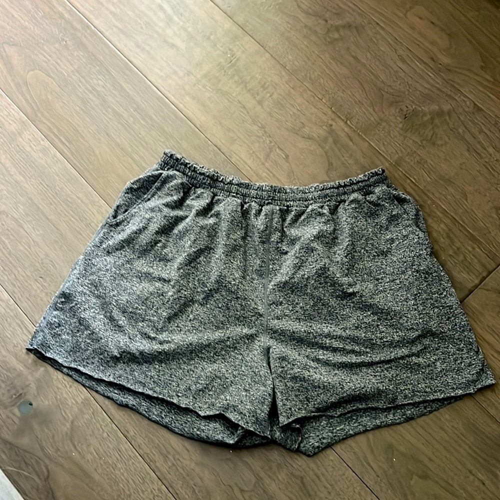 Vuori boyfriend, short size large gray.
